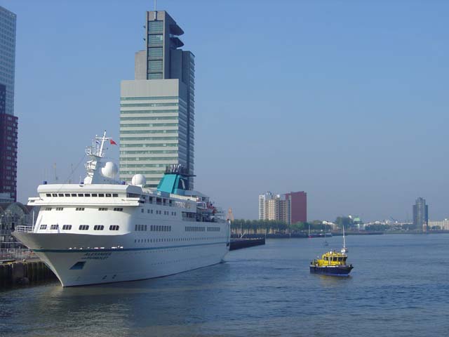 Cruiseschip ms Alexander von Humboldt II van Phoenix aan de Cruise Terminal Rotterdam